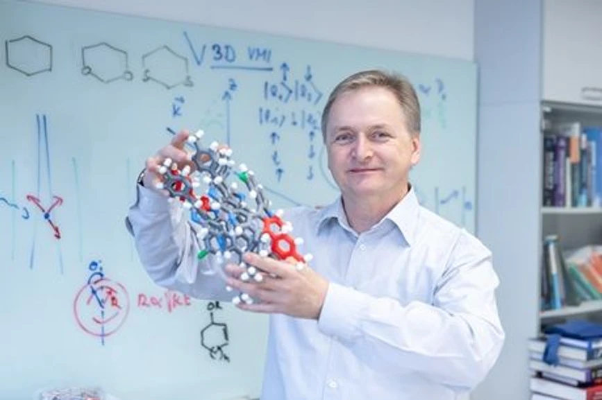 AVČR/Jana Plavec: Pravá, či levá? Na orientaci záleží – při vývoji léků i v průmyslu: Ivo Starý z Ústavu organické chemie a biochemie AV ČR.