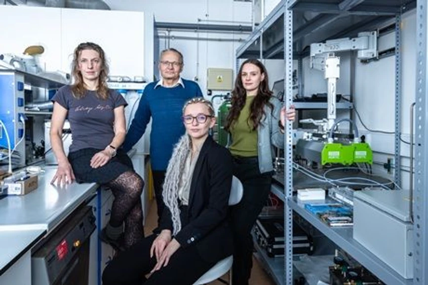 AVČR/Jana Plavec: Souboj světla a antibiotik. Dokážeme vyčistit vodu od škodlivých látek?: Tým fotokatalytiků z Ústavu fyzikální chemie J. Heyrovského AV ČR. Zleva: Lenka Belháčová, Jiří Rathouský, Olha Zin a Tereza Maříková. (CC)