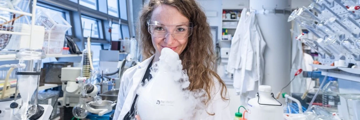 AV ČR/Jana Plavec: Adéla Šimková z Ústavu organické chemie a biochemie AV ČR