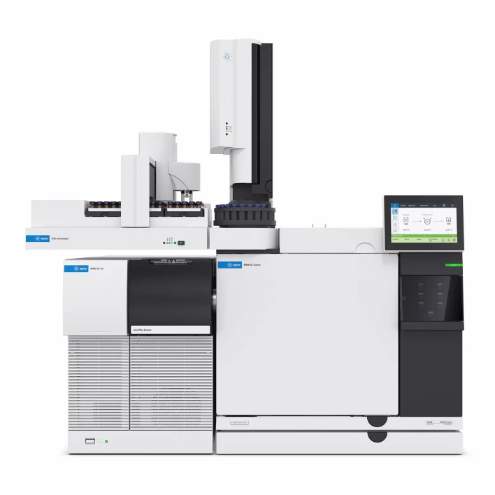 Agilent: Systém 8890B GC spojený s hmotnostním spektrometrem s trojitým kvadrupólem 7000E a autosamplerem 7693A ALS