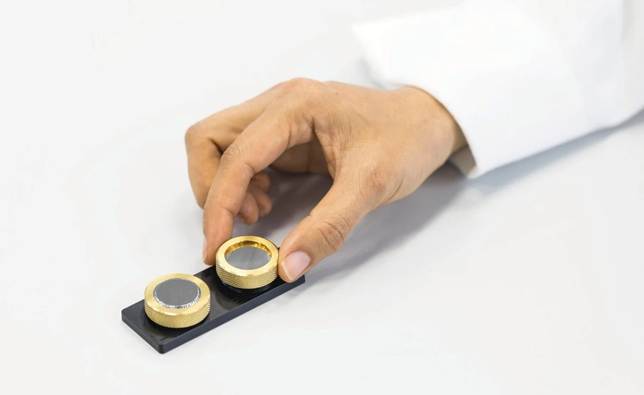 Agilent Technologies / Altium International: Obrázek 2: Držák filtrů systému Agilent 8700 LDIR se dvěma pozicemi umožňuje sekvenční analýzu procesního slepého vzorku a vlastního vzorku za identických podmínek, čímž zajišťuje robustní kontrolu kvality analýzy mikroplastů.