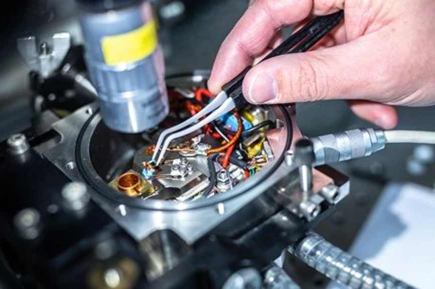 Akademie věd České republiky: Když má kov pamatováka aneb Češi na špici ve výzkumu slitin s tvarovou pamětí: Při rozvlnění se materiál hýbe na mikroskopické úrovni. Atomární roviny se smýkají, kloužou, posouvají vůči sobě nebo se vzdalují a přibližují.