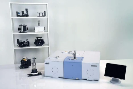 Bruker VERTEX NEO R vakuový FTIR Spektrometr