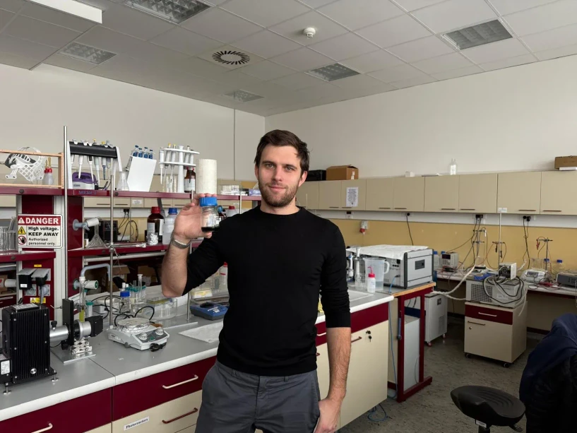 <p><strong>CATRIN:</strong> Čeští vědci vyvinuli materiál pro výrobu chemikálií z vody a slunce. Inspirovali se lidskými enzymy</p>