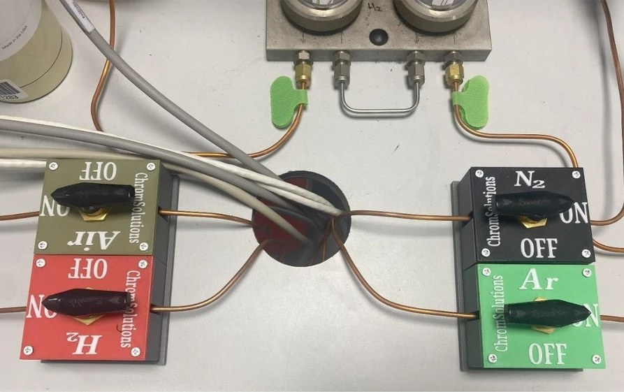 ChromSolutions: Instalace analyzátoru plynu TOGA se štítky pro plyn.