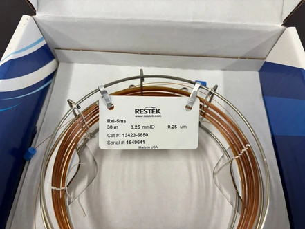Restek Rxi-5ms GC kapilární kolona, 30 m, 0,25 mm ID, 0,25 µm, 5.0" klec pro Agilent 6850 GC (Testováno)