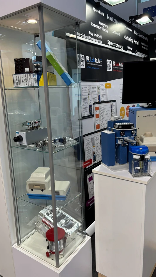 LabRulez stánek na veletrhu analytica 2026 - ukázka bazarového sortimentu
