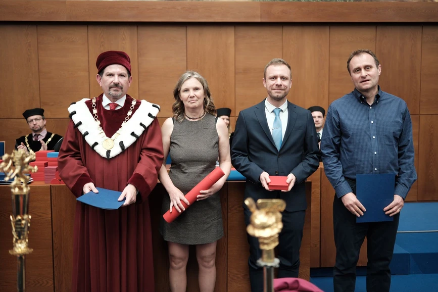 <ul>
<li><strong>Foto:</strong> MUNI: Dies academicus: Ocenění osobností, které dělají skvělé jméno naší fakultě i celé univerzitě</li>
</ul>
