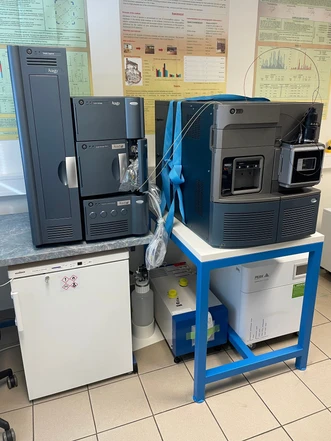 M&M Svářečská škola Laboratorní stoly na míru