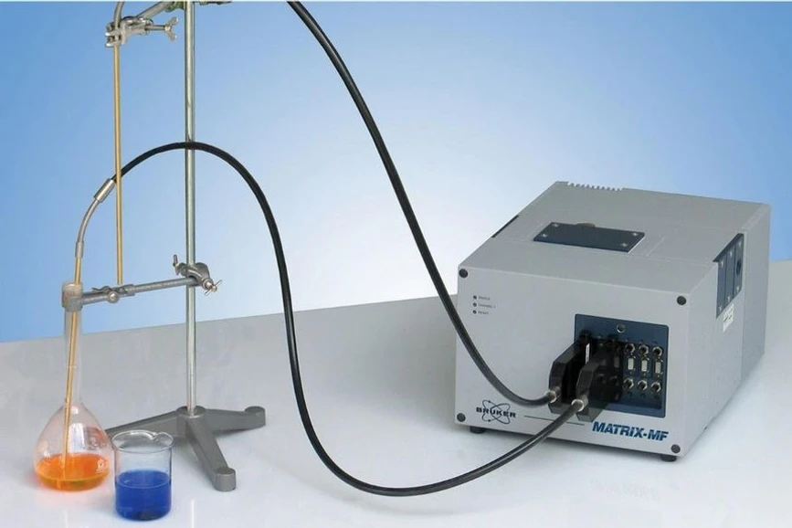 Optik Instruments: Využití molekulární spektroskopie ve farmacii – přehled instrumentace Bruker, aplikací a moderních trendů: Obr. 6 – Procesní FTIR spektrometr Matrix-MF určený pro monitoring procesů, vybavený dvěma sondami.