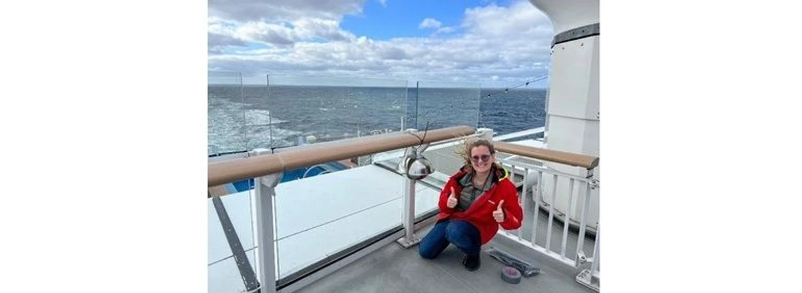 RECETOX: Nové poznatky o chemických látkách na výletních lodích: Instalace venkovního vzorkovače vzduchu.