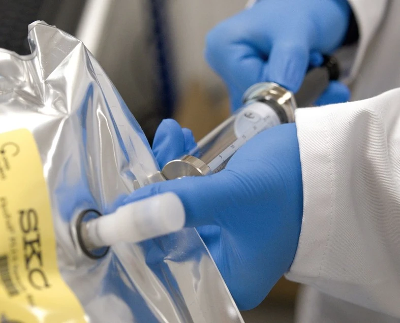 Shimadzu: Obrázek 3: Analýza plynů ve společnosti Wild Hydrogen zahrnuje odběr alikvotní části z plynových vaků používaných pro odběr vzorků - což je nezbytné, protože podmínky v reaktoru s biogenním materiálem vylučují odběr vzorků online.