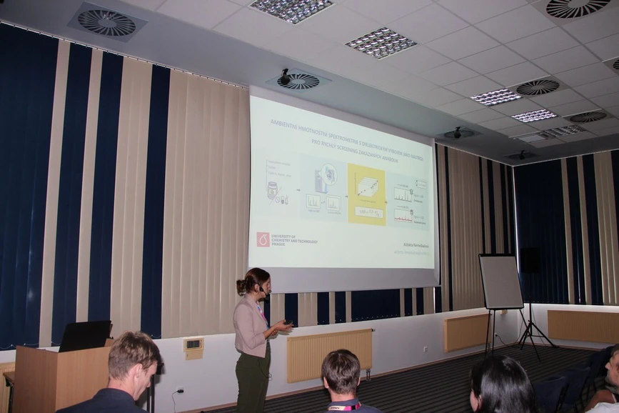 Škola hmotnostní spektrometrie: 26. Škola MS 2025 - Ambientní hmotnostní spektrometrie s dielektrickým výbojem jako nástroj pro rychlý screening zakázaných anabolik ( Alžběta Nemeškalová)