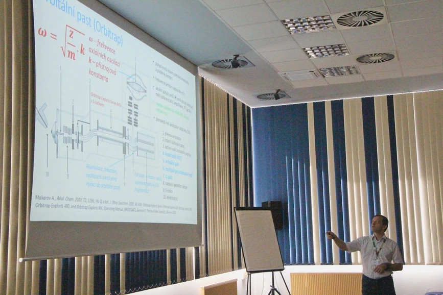 Škola hmotnostní spektrometrie: 26. Škola MS 2025 - Základy hmotnostní spektrometrie – MS analyzátory a iontové zdroje (Petr Bednář)