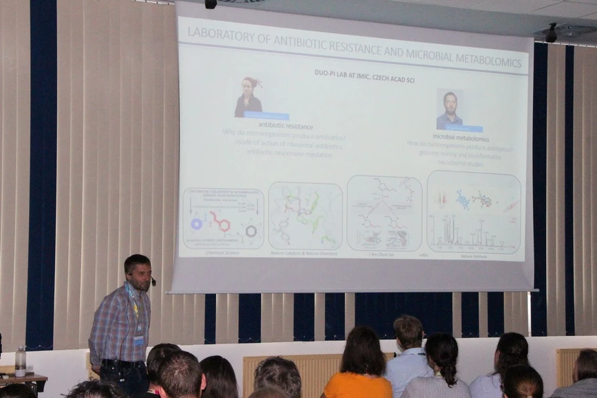 Škola hmotnostní spektrometrie: 26. Škola MS 2025 - Odhalování světa mikrobů pomocí hmotnostně spektrometrické metabolomiky (Zdeněk Kameník)