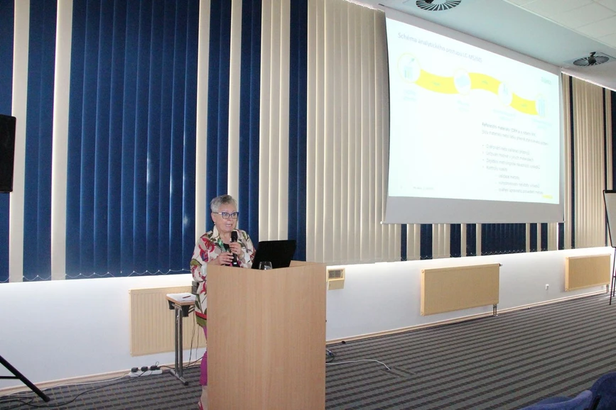 Škola hmotnostní spektrometrie: 26. Škola MS 2025 - Referenční materiál – klíč ke spolehlivosti výsledků analýzy (Zuzana Cejpková)