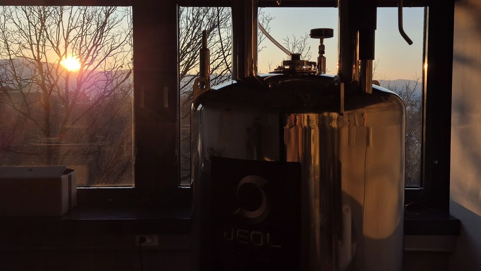 TUL / Archiv Michala Řezanky: Nukleární magnetická rezonance při západu slunce