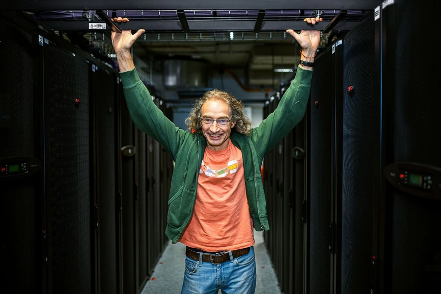 Dr. Tomáš Belloň / ÚOCHB AV ČR: prof. Pavel Jungwirth, vedoucí vědecké skupiny Molekulové modelování ÚOCHB AV ČR