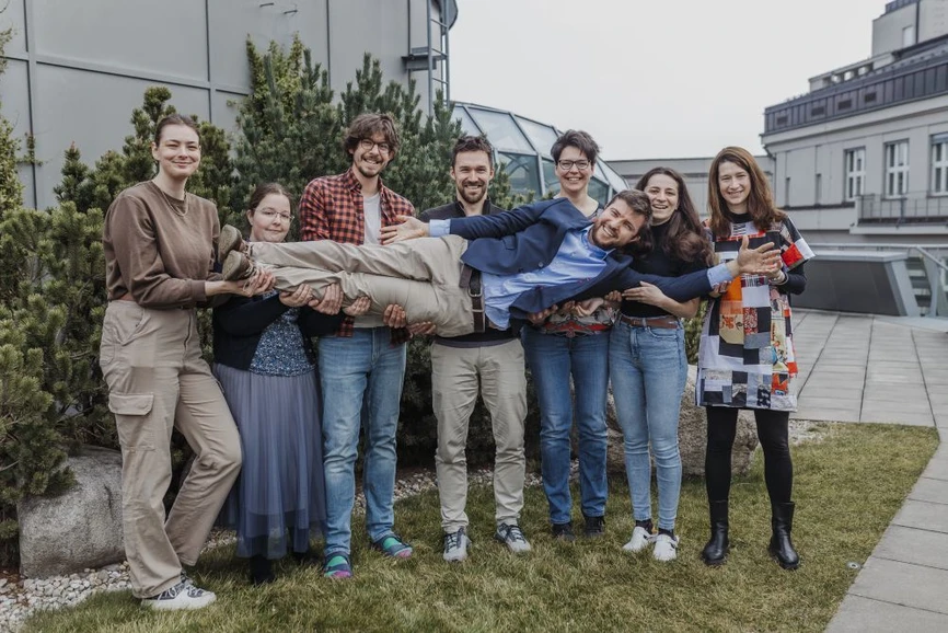 UK Forum/Veronika Vachule Nehasilová: Martin Volek: Z doktorátu budu těžit celý život: Bolzanovu cenu sice získal jen Martin Volek, ale jak podotýká, na výzkumu se podílel celý tým, ve kterém působil na Ústavu organické chemie a biochemie AV ČR.