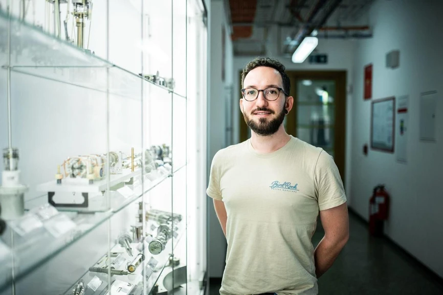 ÚOCHB/Tomáš Belloň: Poprvé v historii mají vědci k dispozici komplexní soubor dat, který pomáhá odhalovat neznámé látky. Díky odborníkům z ÚOCHB: Dr. Robin Schmid, bývalý postdoktorand ve skupině Dr. Pluskala, nyní pracuje pro firmu mzio GmbH.