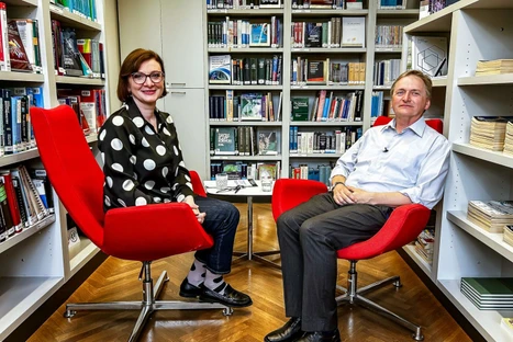 Podcast CHEmic #42 – Proč levá ruka není stejná jako pravá a jak se zrcadlení jeví ve světě molekul?