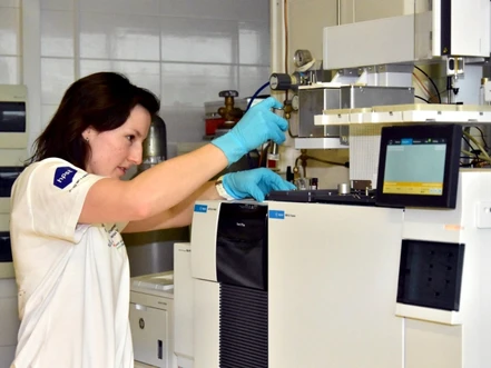 Katedra analytické chemie získala nový přístroj, který zvládne i pyrolýzu vzorků