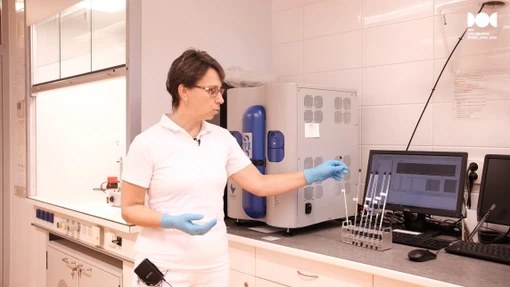 Zkoumání analýzy povrchů na katedře fyzikální chemie