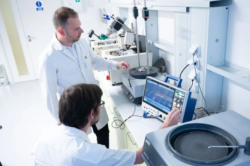 UTB Zlín: Elektřina z plastového odpadu? Vědci ze Zlína vyvíjejí ekologické nanogenerátory