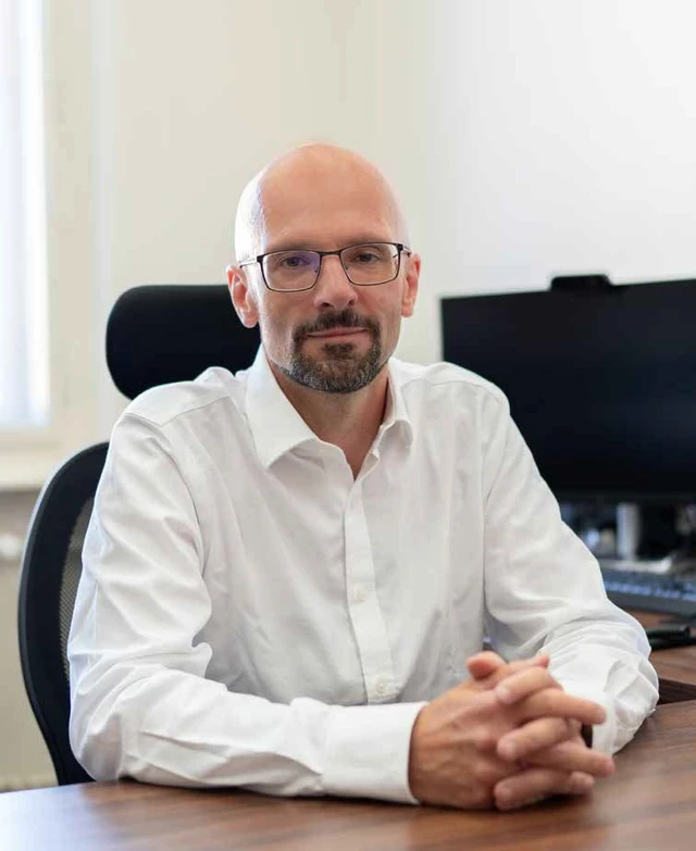 VŠCHT/Artem Akinfeev: Profesor Jan Mareš vede na VŠCHT Ústav matematiky