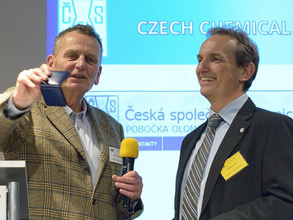 ČSCH/UPOL: Karel Lemr (vpravo) přebírá Hanušovu medaili.